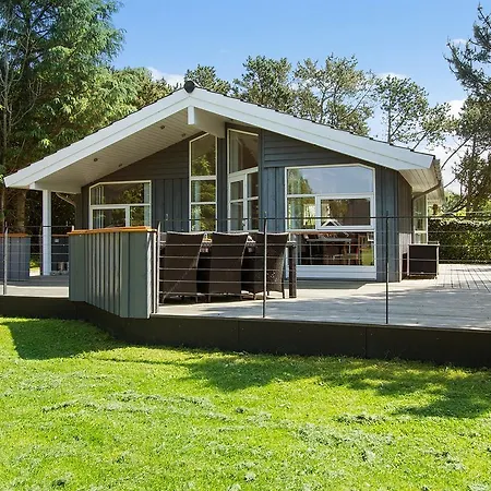 Three-bedroom Holiday In * Hals