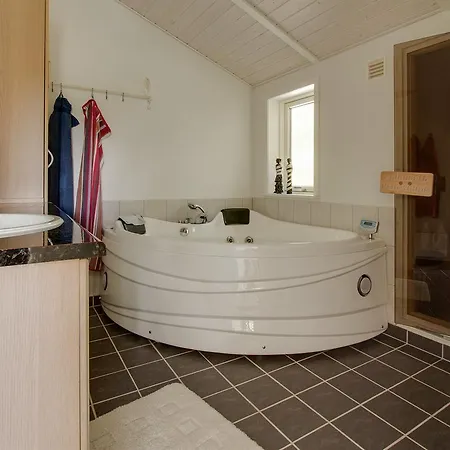 Three-bedroom Holiday In * Hals